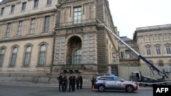 Подемният кран, с който крадци влязоха в Лувъра и посред бял ден откраднаха императорски бижута. Това им отне общо 7 минути.