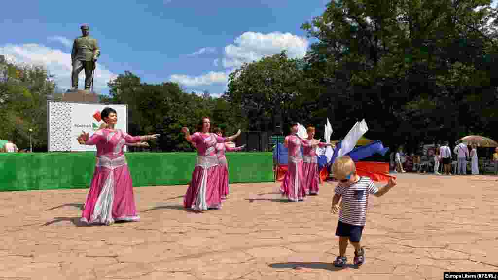 Expoziția &bdquo;Cumpără produse transnistrene&rdquo; în parcul Pobeda (Victoria) de la Tiraspol.