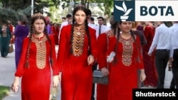 Gra të reja në Ashgabat të veshura me fustane tradicionale. Fotografi e majit 2017.