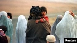 Një grup i refugjatëve afganë duke u larguar nga luftimet në veri të Kabulit. Tetor, 2020.