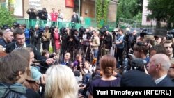 У здания Хамовнического суда Москвы в пятницу