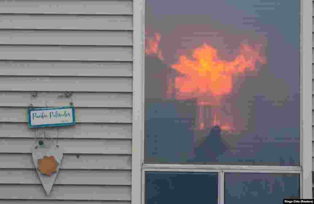 Para se zjarri të niste, Shërbimi Kombëtar amerikan i Motit, lëshoi një paralajmërim për kushte ekstreme të zjarrit për shumicën e territorit të Los Anxhelosit, duke parashikuar erëra nga 80 deri në 130 kilometra në orë.