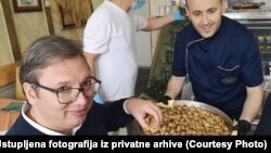 Gotovo svi predsednici Srbije koji su posećivali Novi Pazar na meniju su imali i njegove mantije (na fotografiji Jasmin sa aktuelnim predsednikom Srbije Aleksandrom Vučićem)