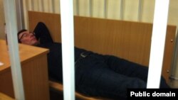 Юрій Луценко лежить у судовій залі, Київ, 19 січня 2012 року (фото з Facebook Володимира Ар'єва)