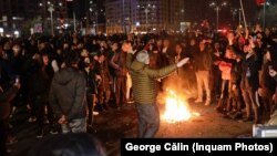În noaptea de luni spre marți, protestele față de restricțiile COVID au devenit violente în București