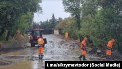 Сотрудники «Крымавтодора» ликвидируют последствия селя, сошедшего на автодорогу под Алуштой в результате шторма в сентябре 2025 года, 10 сентября 2025 года