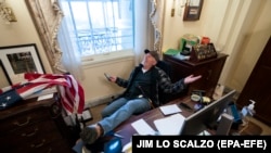 Ричард Барет в стола на Нанси Пелоси.