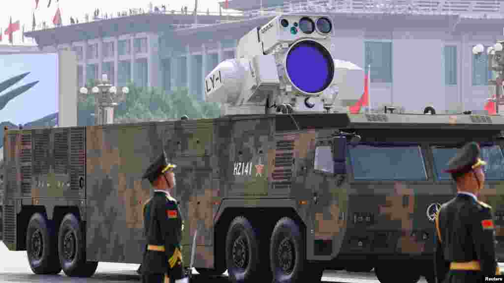 Ezt az eszközt akár egy sci-fi kellékének és gondolhatnánk, ha nem tudnánk, hogy ez a kínai sereg jelene. Ez nem más, mint egy légvédelmi lézerfegyver