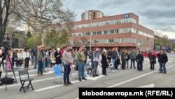 Иницијативата „Кој е следен“ организираше собир пред Собранието и побара јавно да се објави целосната документација поврзана со работата на дискотеката „Пулс“ во Кочани, 29 март 2025 година