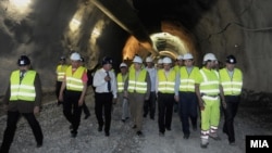 Премиерот Никола Груевски, министерот за финансии Зоран Ставрески и министерот за транспорт и врски Миле Јанакиески во посета на градежните работи на делницата Демир Капија-Смоквица. 