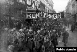 Soldați cu o pancartă pe care scrie „Comunism”, Moscova, octombrie 1917