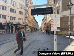 Мъж минава покрай трамвайната спирка на пл. "Гарибалди". На повечето електронни табла в града липсваше уведомление за стачката.