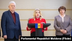 Diana Caraman (centru), alături de Vladimir Voronin și Inga Sibova, în timpul briefingului de presă susținut de deputați BCS, în care prezintă cele două inițiative legislative, Chișinău, 4 aprilie 2025.
