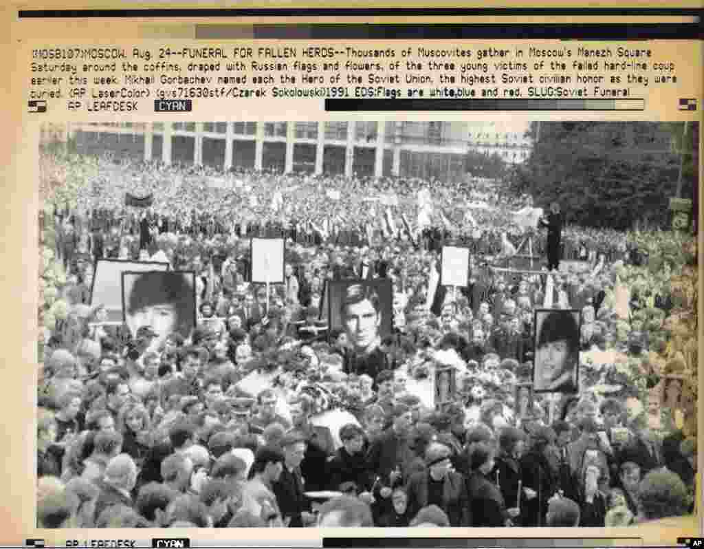 Sahrana tri žrtve puča 24. avgusta u Moskvi okupila je hiljade ljudi