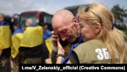 Un fost prizonier de război ucrainean plânge în timpul repatrierii în țara natală, după ce a fost ținut în captivitatea rusă. Locație nedezvăluită, 14 iunie 2025.