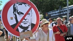 Egy plakát a tüntetésről