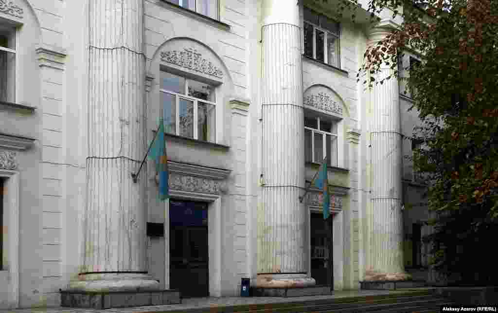 Административное здание машиностроительного завода имени Сергея Кирова. По некоторым данным, японские пленные работали на строительстве этого объекта. Алматы, 21 октября 2006 года.