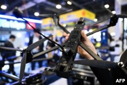 O dronă clasică, de tip Skyfall SHRIKE FPV, ucraineană, expusă la Consumer Electronics Show (CES) din Las Vegas, la 7 ianuarie 2025.