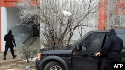 Pripadnici specijalnih antiterorističkih jedinica tokom pretresa stana u vlasništvu Ratka Mladića, Beograd, 31. januar 2011.