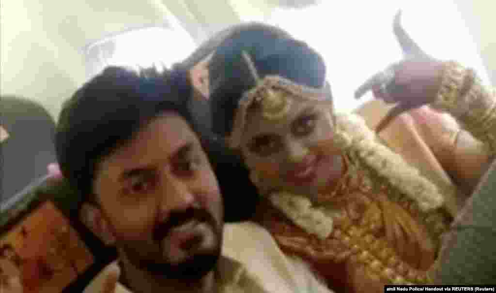 Dakshina és Rakesh egy repülőn keltek egybe a hétvégén.