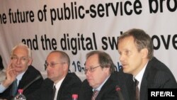 Александр Кельчевский, Глава ОБСЕ в Астане (справо налево), Миклош Харасци, представитель ОБСЕ по вопросам свободы СМИ, Александр Болдырев, советник Бюро ОБСЕ и Андрей Рихтер, директор Иститута проблем информационного права. Алматы, 16 октября 2008 года. 