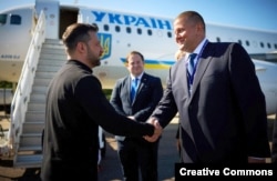 Два самых популярных политика Украины: президент Владимир Зеленский (слева) и посол в Великобритании, бывший главнокомандующий ВСУ Валерий Залужный