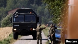 Польские военнослужащие возле места, куда упал российский беспилотник