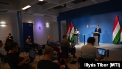Szentkirályi Alexandra kormányszóvivő és Gulyás Gergely, a Miniszterelnökséget vezető miniszter a kormányinfó sajtótájékoztatón a Miniszterelnöki Kabinetiroda sajtótermében 2021. július 7-én