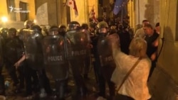 სპეცრაზმელი დამიზნებით ესვრის პარლამენტის წინ ქალებს