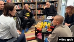 Bjeloruska opoziciona liderka Svjetlana Tihanovskaja (naprijed lijevo) sa oslobođenim zatvorenicima, uključujući bivšeg novinara RSE Ihara Karneija (treći s lijeva), u Litvaniji.