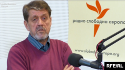 Većina ljudi koji su došli na pres-konferencije, imaju unapred dobijena pitanja: Arežina