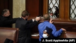 Охраната блокира всички входове до вътрешността на сградата