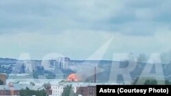 A közösségi médián videófelvételeket osztottak meg, amelyek állítólag a drón becsapódásának és az azt követő robbanásnak a pillanatát örökítették meg Udmurtföld fővárosában