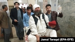 د کوټې غوث اباد په جومات کې د بمي چادونې ژوبل روغتون ته وړل کېږي. ۲۰۲۰، ۱۰ جنوري