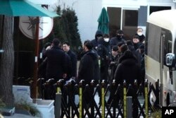 Anchetatori din cadrul Biroului de Investigare a Corupției pentru Oficiali de rang înalt sosesc la poarta reședinței prezidențiale din Seul, Coreea de Sud, vineri, 3 ianuarie 2025.