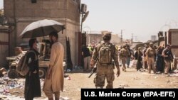 Anëtari i forcave kanadeze kalon nëpër një pikë kontrolli të evakuimit gjatë evakuimit në Aeroportin Ndërkombëtar Hamid Karzai, Kabul, 24 gusht 2021. 