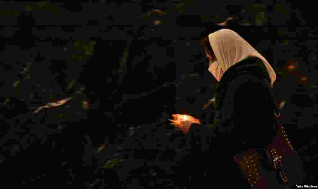 Благодатный огонь доставили из Иерусалима в Кишинев накануне православной Пасхи, 1 мая 2021