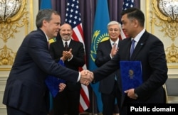 Міністр торгівлі США Говард Латнік і президент Казахстану Касим-Жомарт Токаєв аплодують після підписання угоди про поставки локомотивів. Нью-Йорк, 22 вересня 2025 року