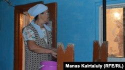 Владелица портового кафе Мария Айткалиева моет посуду. 31 августа 2020 года.