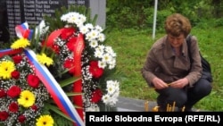 Dušanka Žuža ispred spomenika ubijenim Srbima u Bradini, maj 2012., foto: Mirsada Ćosić