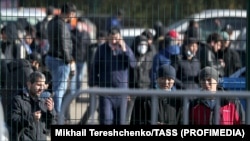 Трудовые мигранты возле многофункционального миграционного центра в Москве