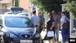 Архивска фотографија- Приведување на специјалната обвинителка Катица Јанева од нејзината куќа во скопската населба Козле. 