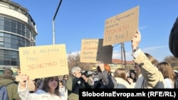 Граѓаните преку транспаренти испратија пораки и побараа одговорност од институциите на системот