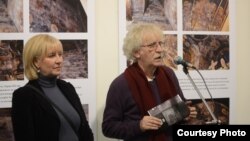 Професор Донка Барџиева Трајковска и директорот на Фондацијата отворено општество Македонија Владимир Милчин на отворањето на изложбата „Состојбата на културното наследство 2012-2014“ во КИЦ во Скопје.