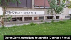 Već petnaest godina na prijedorskim zgradama se mogu vidjeti natpisi i simboli desničarskih organizacija "Krv i čast" i "Borba 18", koji se vežu za promociju neonacizma