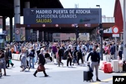 Aglomerație uriașă în gara Atocha din Madrid din cauza unei pene masive de curent care a afectat Spania pe 28 aprilie 2025.