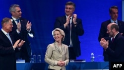 Nem mindenki tapsolt neki: Ursula von der Leyent választotta csúcsjelöltjének az Európai Néppárt bukaresti ülésén, 2024. március 7-én