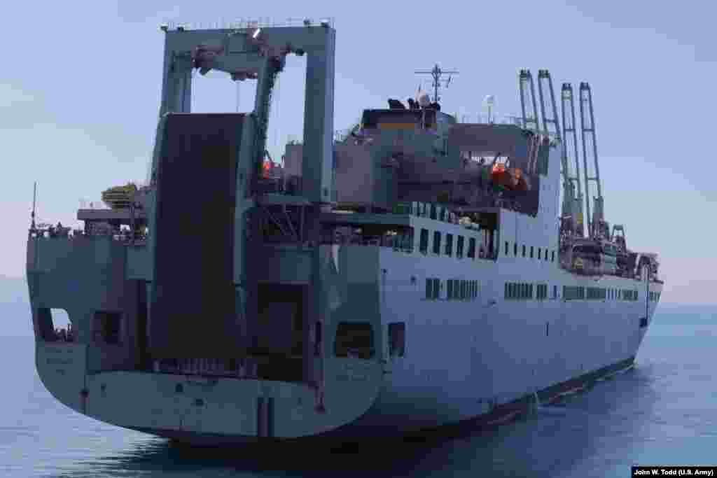 Anija e Marinës amerikane &quot;Bob Hope&quot; ankorohet në portin e Durrësit, Shqipëri, më 26 prill 2021, në përgatitje për fillimin e manovrës Defender-Europe 21.