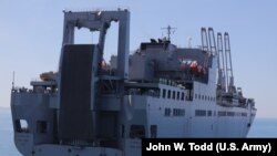 Anija ushtarake amerikane në portin e Durrësit.