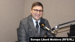 Daniel Vodă în studioul Europei Libere de la Chișinău 